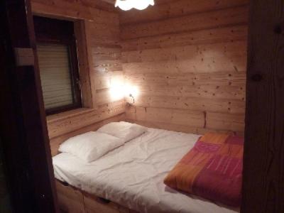 Zimmer mit einem Bett in einem Blockhaus in der Unterkunft Pan 125B in Manigod