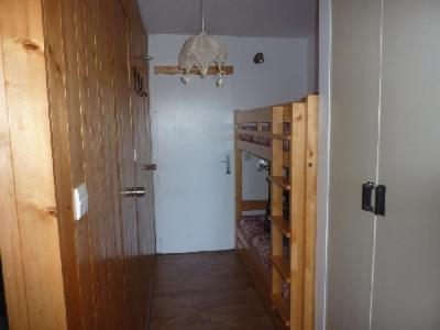 un couloir avec une porte menant à une cave à vin dans l'établissement LES Herbelaines 133, à Manigod