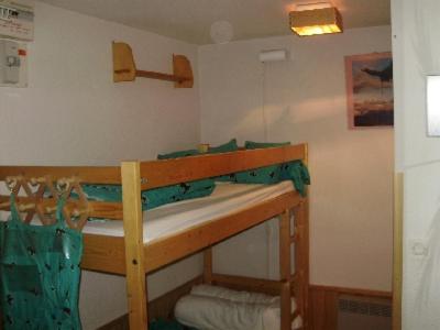 La salle de bains est pourvue de lits superposés et d'un lavabo. dans l'établissement MONT BLANC Soleil C19, à Manigod