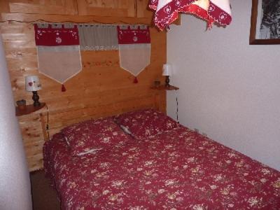une chambre avec un lit avec une couverture rouge dans l'établissement MONT BLANC Soleil B-13, à Manigod