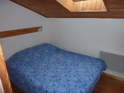 - une chambre avec un lit bleu dans l'établissement Mont Blanc Soleil E17, à Manigod