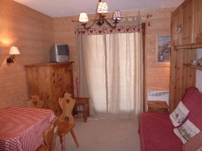 een kamer met een slaapkamer met een bed en een raam bij MONT BLANC Soleil B-4 in Manigod