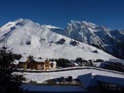 une montagne enneigée avec une maison au premier plan dans l'établissement MONT BLANC Soleil B-13, à Manigod