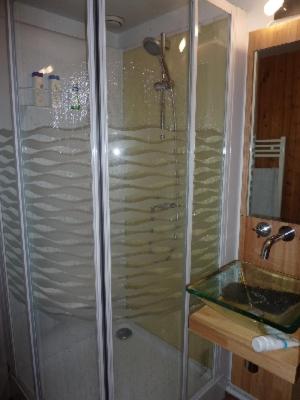 une salle de bain avec une douche et un lavabo et une perspective de douche dans l'établissement LES Herbelaines 133, à Manigod