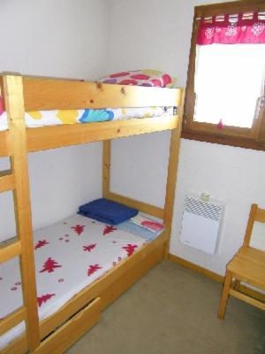 une maison en poupée avec 2 lits superposés et une échelle dans l'établissement LES Solerets A1, à Manigod