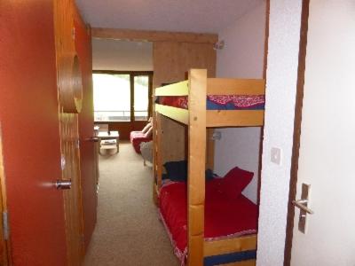 Cette chambre comprend 2 lits superposés et un couloir. dans l'établissement Ski Soleil 211, à Manigod