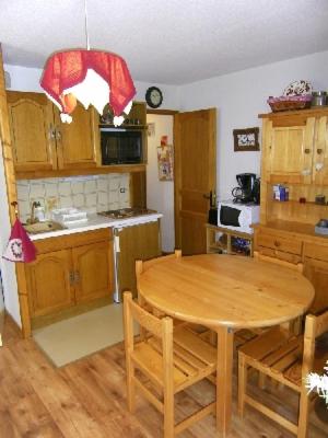 une cuisine avec une table en bois et une salle à manger dans l'établissement LES Solerets A1, à Manigod