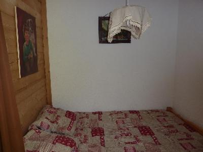 une chambre avec un lit avec une couette dessus dans l'établissement Combe BLANCHE 1202, à Manigod