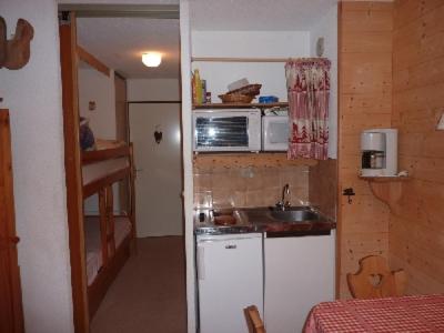 een kleine keuken met een wastafel en een magnetron bij MONT BLANC Soleil B-4 in Manigod