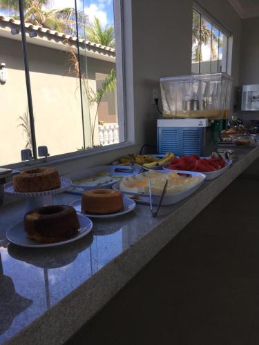 アラカジュにあるTropical Mar Hotelの数皿のカウンター