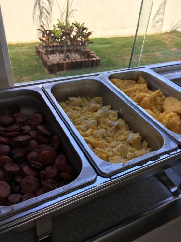 アラカジュにあるTropical Mar Hotelの食べ物のトレイが並ぶビュッフェ