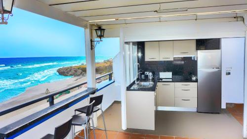 Η κουζίνα ή μικρή κουζίνα στο The Beach Penthouse