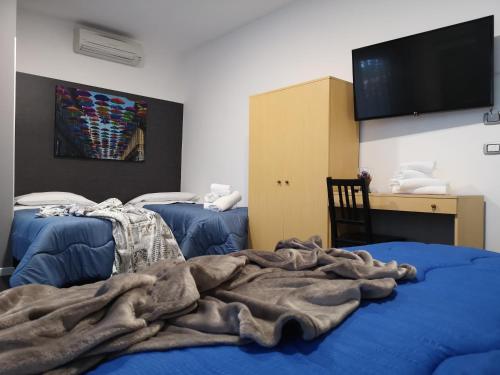 キアンチャーノ・テルメにあるHotel Panoramaのベッドルーム1室(ベッド2台、壁掛けテレビ付)