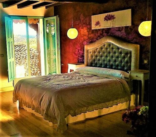 1 dormitorio con cama y ventana en Casa Rural Cabo la Aldea, en Mogarraz