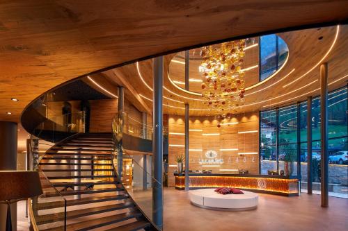 卡迪皮耶特拉的住宿－盧納瑞思康體度假酒店，一座带吊灯的建筑中的螺旋楼梯
