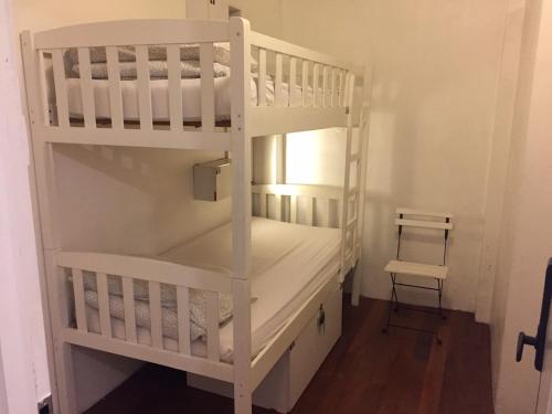 Łóżko lub łóżka piętrowe w pokoju w obiekcie Royal Hostel Singapore