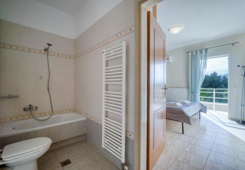 Ένα μπάνιο στο Villa Zafira
