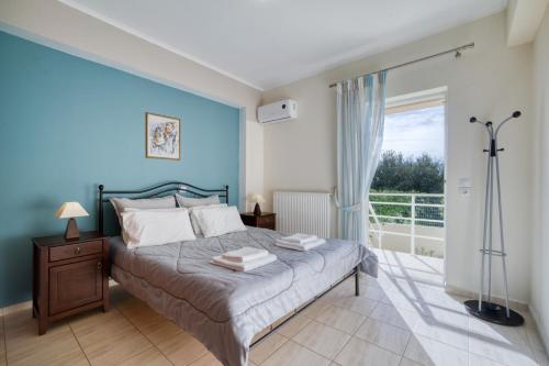 En eller flere senge i et værelse på Villa Zafira