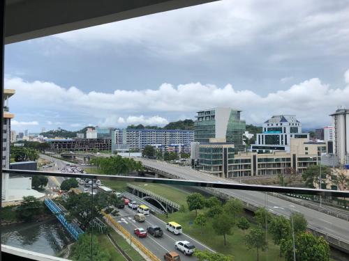 Pemandangan umum bagi Kota Kinabalu atau pemandangan bandar yang diambil dari apartmen