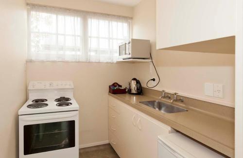 Η κουζίνα ή μικρή κουζίνα στο Colonial Inn Motel
