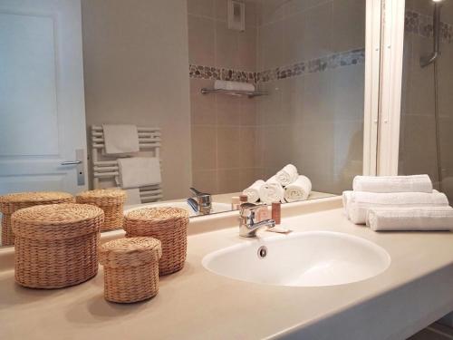 a bathroom counter with a sink and a mirror at Résidence Goélia Le Domaine des Glénan in Fouesnant