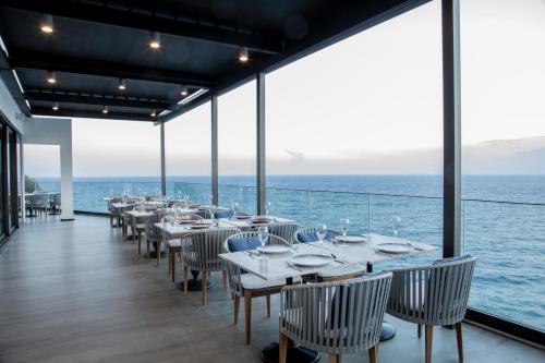 een eetkamer met uitzicht op de oceaan bij Perge Hotels - Adult Only 18 plus in Antalya