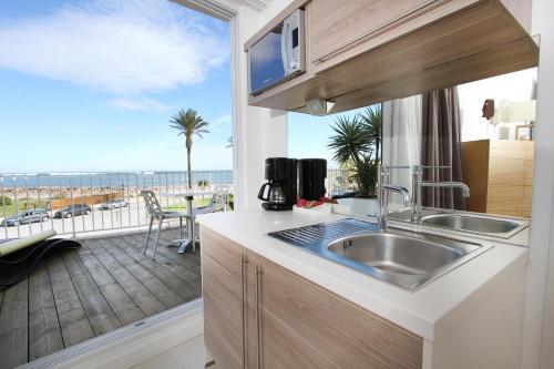 A kitchen or kitchenette at Bleu Mer Duplex & Suites