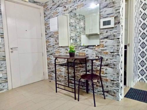 Kuchyň nebo kuchyňský kout v ubytování Condo Unit walking distance to Manila Airport (NAIA Terminal 3)