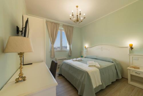 a bedroom with a bed and a desk with a lamp at Podere Abbazia b&b in Sinalunga