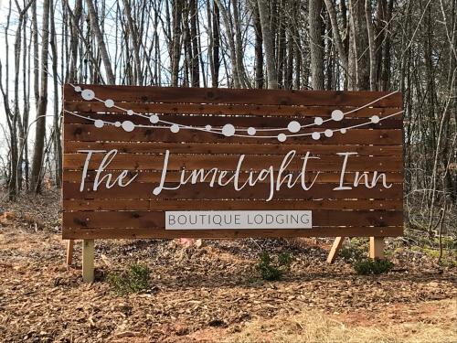 ダロネガにあるThe Limelight Innの森の中のライムライトインの看板