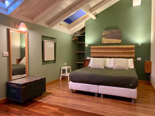 1 dormitorio con 1 cama grande y espejo en Porta Ronca - B&B, Suites & Apts, en Rho