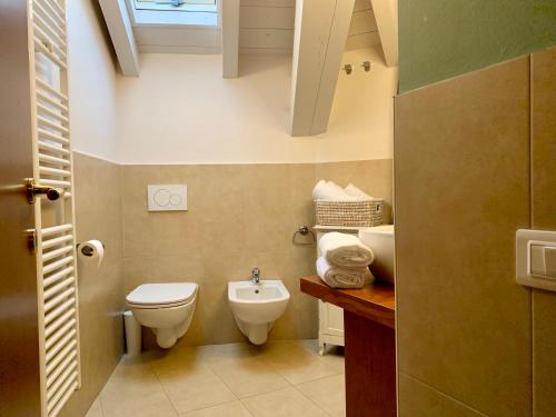 a small bathroom with a toilet and a sink at Porta Ronca - B&B, Suites & Apts in Rho