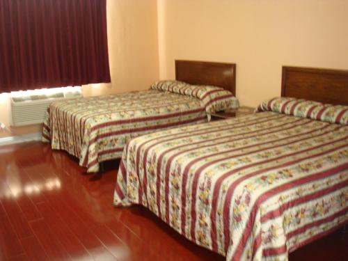 Giường trong phòng chung tại Travel Inn