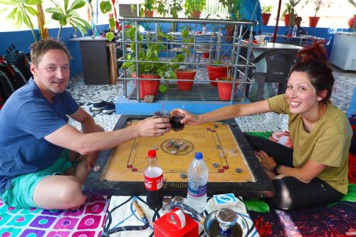 un hombre y una mujer jugando un juego en una mesa en Royal Heritage Guest House, en Jodhpur