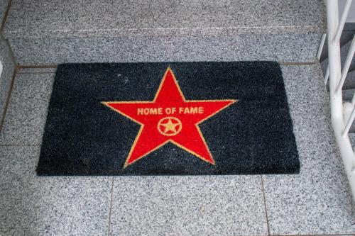 a star on a floor with the words home of fame at Art & Nature Apartments in der Nähe FFM-Messe in Bad Vilbel