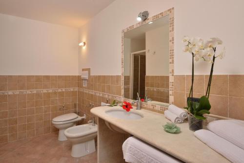 A bathroom at Villa Isuledda Beach