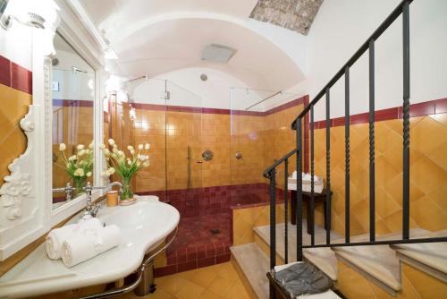 uma casa de banho com um lavatório e um chuveiro em Palazzo Suriano Heritage Hotel em Vietri