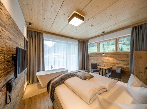 Postel nebo postele na pokoji v ubytování Post Hotel Paznaun