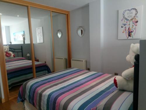 サラマンカにあるAlojamiento Sala Balustの子供用ベッドルーム(ベッド1台、鏡付)