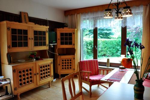 a kitchen with a table and chairs and a window at Finnhütte von Mai bis September in Wittenbeck