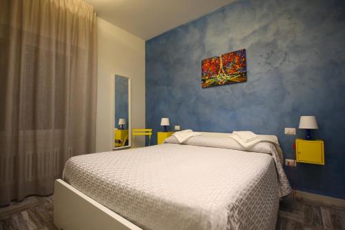 um quarto com uma cama e um quadro na parede em Recia Room em Nápoles