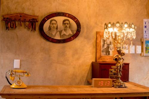 The lobby or reception area at Hotel Casa de Gandhi