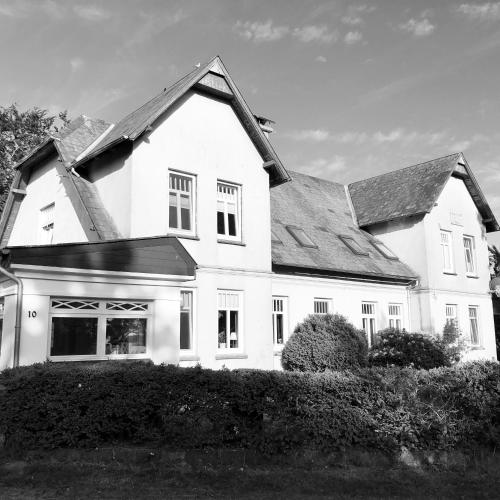 a black and white photo of a house at Ferienwohnung Bodil in Handewitt