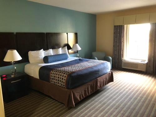 Säng eller sängar i ett rum på Best Western Plus Goodman Inn & Suites