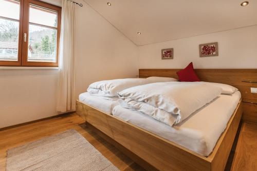シュルンスにあるAppartementhaus Kreuzのベッドルーム1室(ベッド2台、窓付)