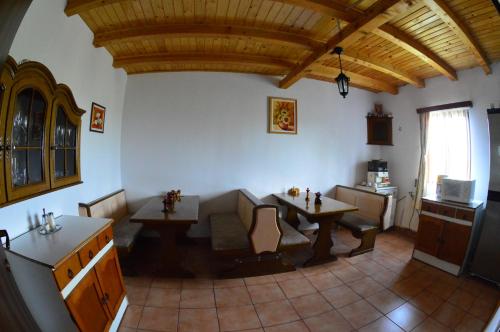 een woonkamer met een tafel en een keuken bij Casa Altius Felix in Baile Felix