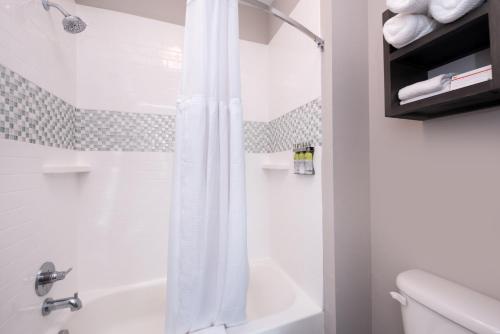 Et badeværelse på Staybridge Suites - Lake Charles, an IHG Hotel