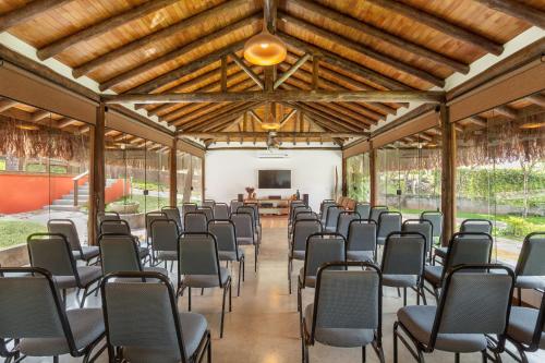 a room with rows of chairs in front of a screen at Pousada da Pedra Rifaina in Rifaina
