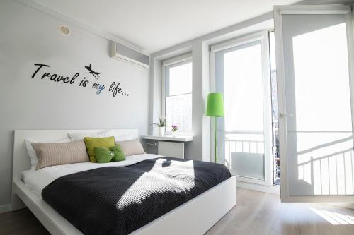 ワルシャワにあるWLR Apartments - Marszalkowskaの窓付きの部屋にベッド付きのベッドルーム1室があります。