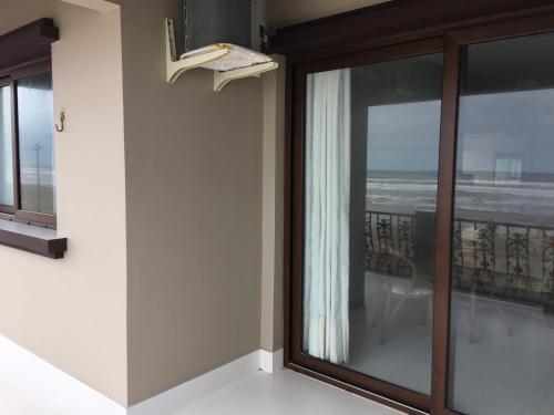 Balkoni atau teres di Apartamento Beira Mar Arroio do Silva - 2 quartos - nº42